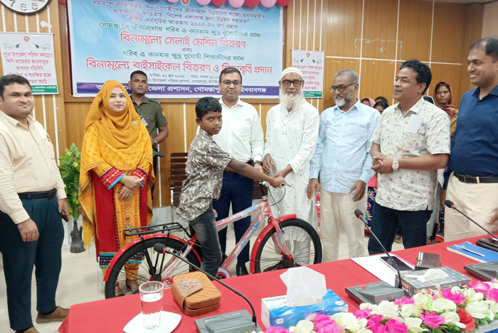 গোমস্তাপুরে ক্ষুদ্র নৃগোষ্ঠীর মাঝে সাইকেল, সেলাই মেশিন ও বৃত্তি প্রদান