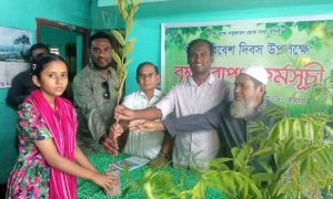 ৫০ শিক্ষার্থীর মাঝে রূপরেখা কিশোর মেলার উদ্যোগে গাছ বিতরণ