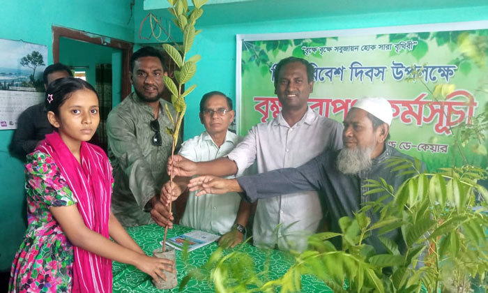 ৫০ শিক্ষার্থীর মাঝে রূপরেখা কিশোর মেলার উদ্যোগে গাছ বিতরণ