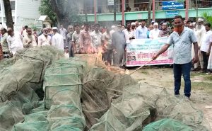 ফুলবাড়ীতে চায়না দুয়ারী ও কারেন্ট জাল পুড়িয়ে ধ্বংস