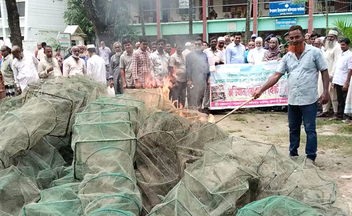 ফুলবাড়ীতে চায়না দুয়ারী ও কারেন্ট জাল পুড়িয়ে ধ্বংস