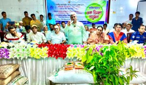 মোহনপুরে উপকারীভোগীদের মাঝে এমপির উপকরণ বিতরণ
