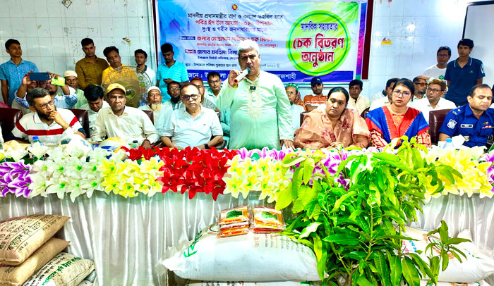 মোহনপুরে উপকারীভোগীদের মাঝে এমপির উপকরণ বিতরণ