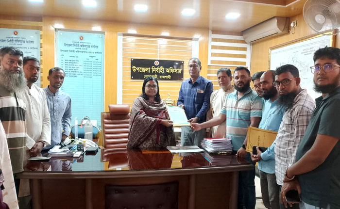 গোদাগাড়ীতে আধুনিক যাত্রী ছাউনি ও গণশৌচাগার নির্মাণের দাবিতে স্মারকলিপি