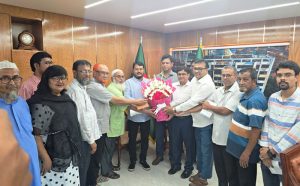 রাসিক প্রশাসককে বিভিন্ন বিভাগ ও শাখার কর্মকর্তা-কর্মচারীদের অভিনন্দন