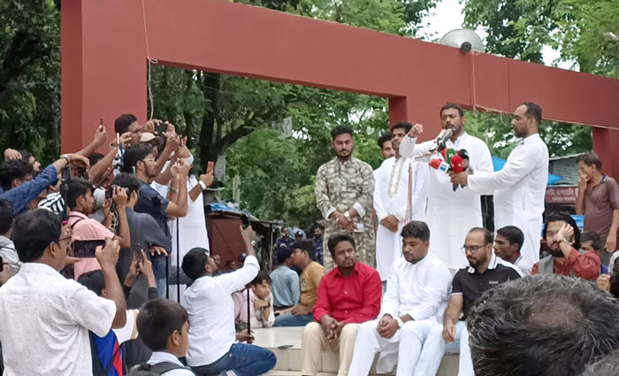 ‘উশৃঙ্খল যুবকরা এখন বাংলাদেশে আইসা ক্ষমতায় বসেছে’