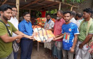 মিডিল চরে যাতায়াতকারী যাত্রীদের নিরাপত্তায় লাইফ জ্যাকেট প্রদান