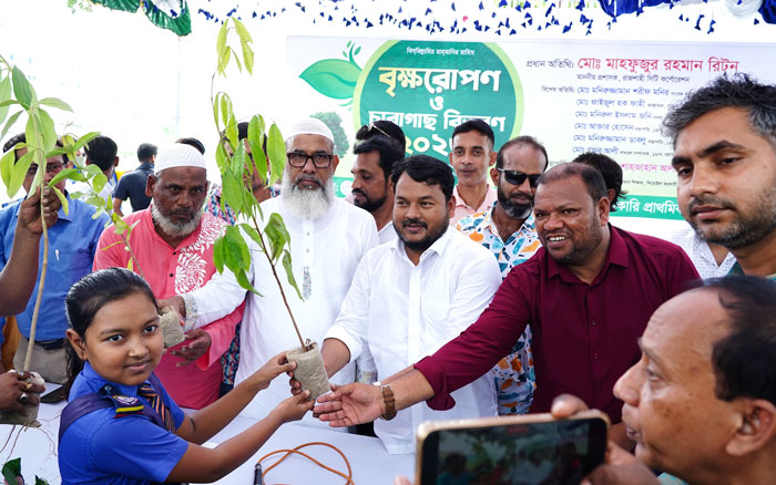 শিরোইল কলোনি উচ্চ বিদ্যালয়ে বৃক্ষরোপণ ও শিক্ষার্থীদের মাঝে গাছের চারা বিতরণ
