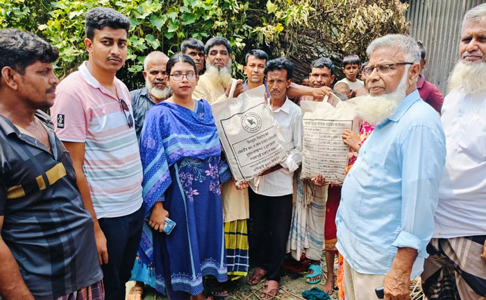 সিংড়ায় ক্ষতিগ্রস্ত পরিবারের পাশে উপজেলা প্রশাসন